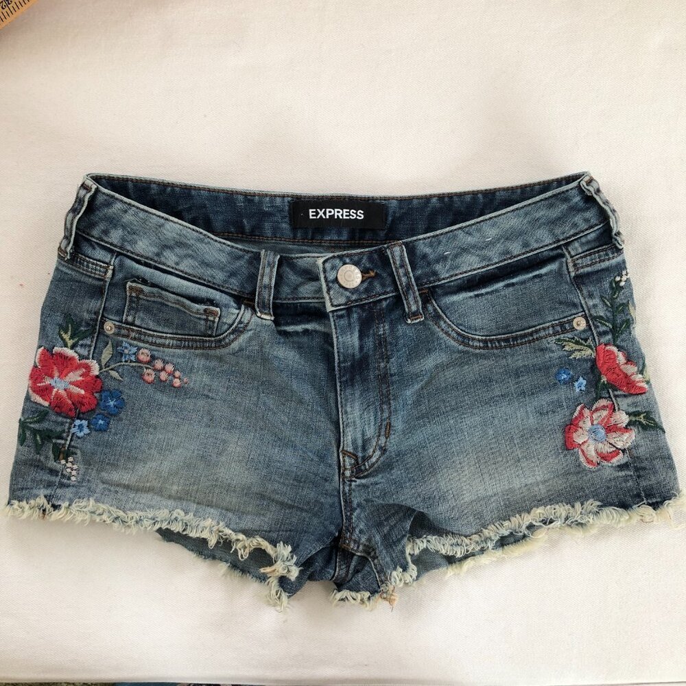 Express Embroidered Low Rise Frayed Hem Shortie Jean Shorts Size 4